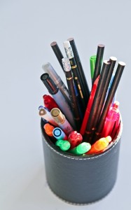 penställ med många olika pennor